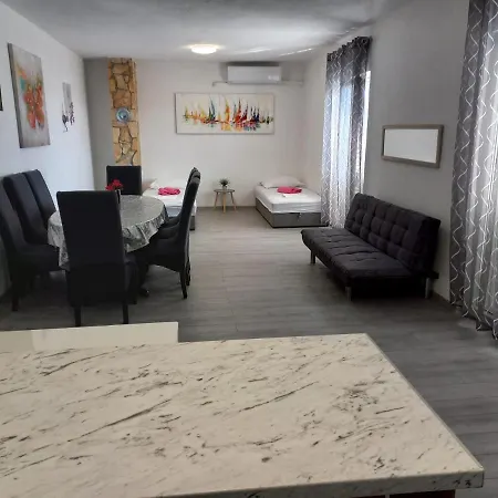 Marica 特罗吉尔